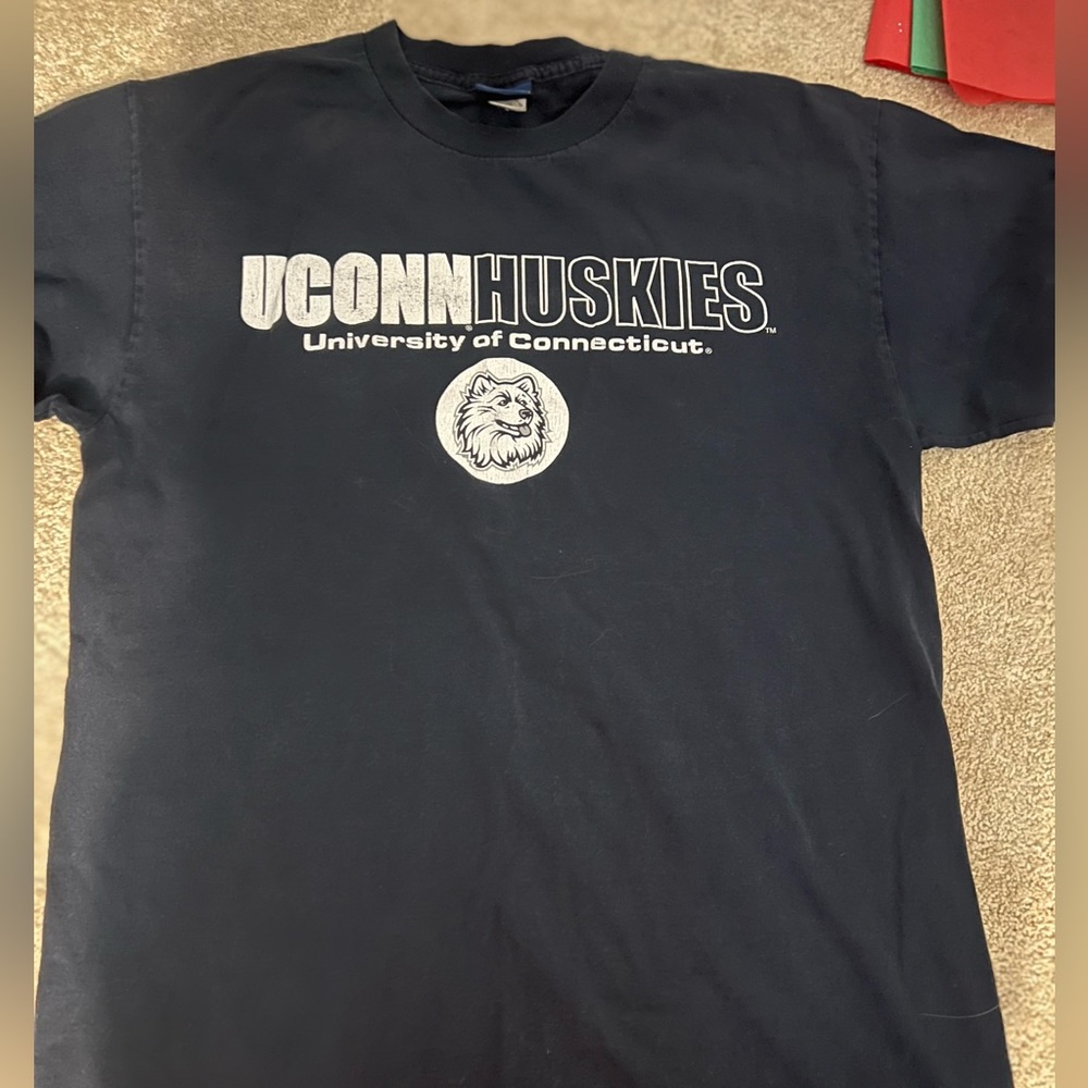 Men’s uconn huskies t shirt